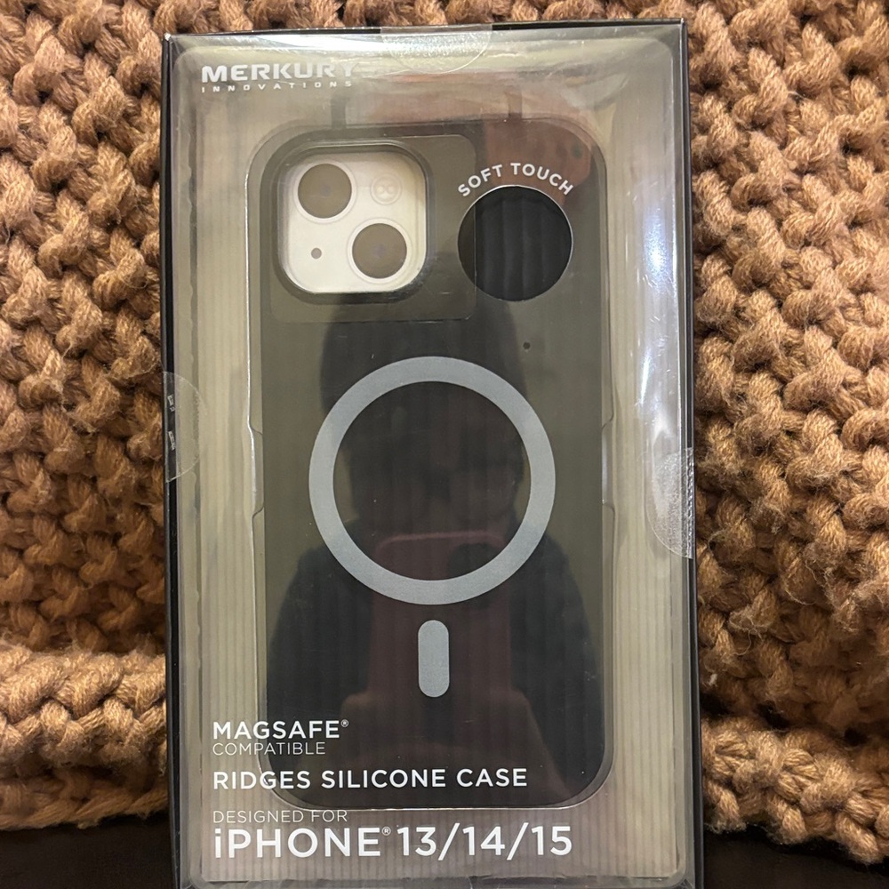 Ridges Silicone MagSafe Case for iPhone 13/14/15 - Black